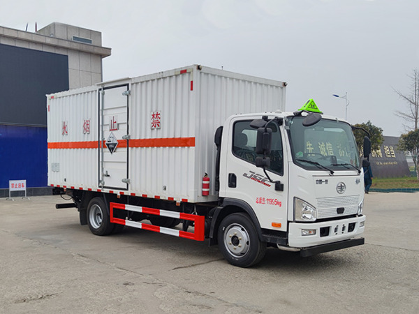 解放5米2腐蝕性物品廂式運輸車