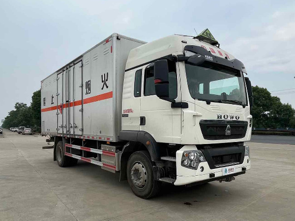 重汽豪沃易燃固體廂式運輸車 重汽豪沃易燃固體廂式運輸車