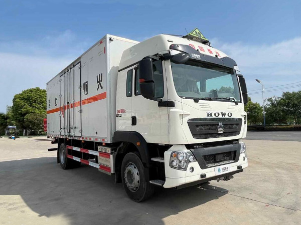 重汽豪沃易燃氣體廂式運輸車