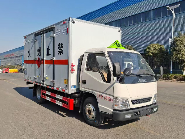 江鈴4米2危險(xiǎn)品廂式運(yùn)輸車