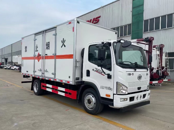 解放7噸爆破器材運(yùn)輸車